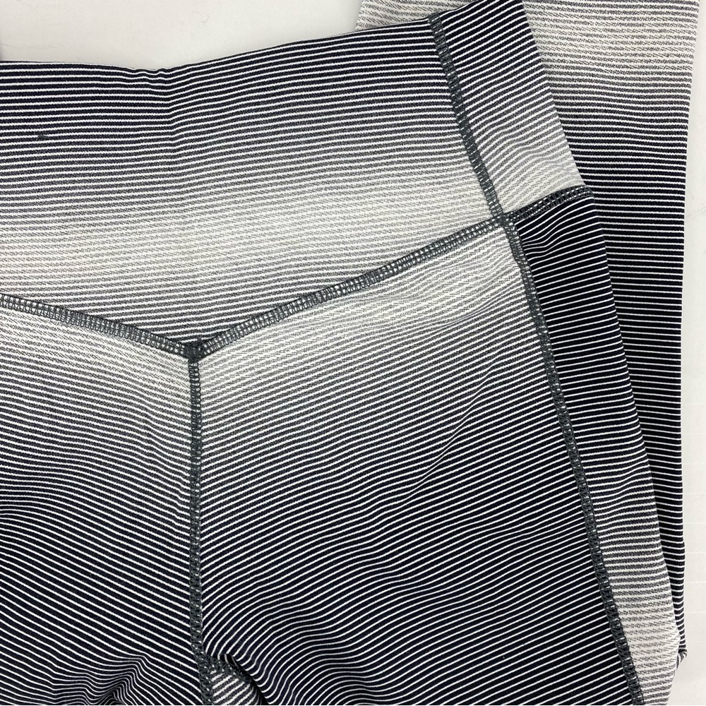 Nike Black & White Legendary Horizon Capri Leggings - Picture 4 of 8